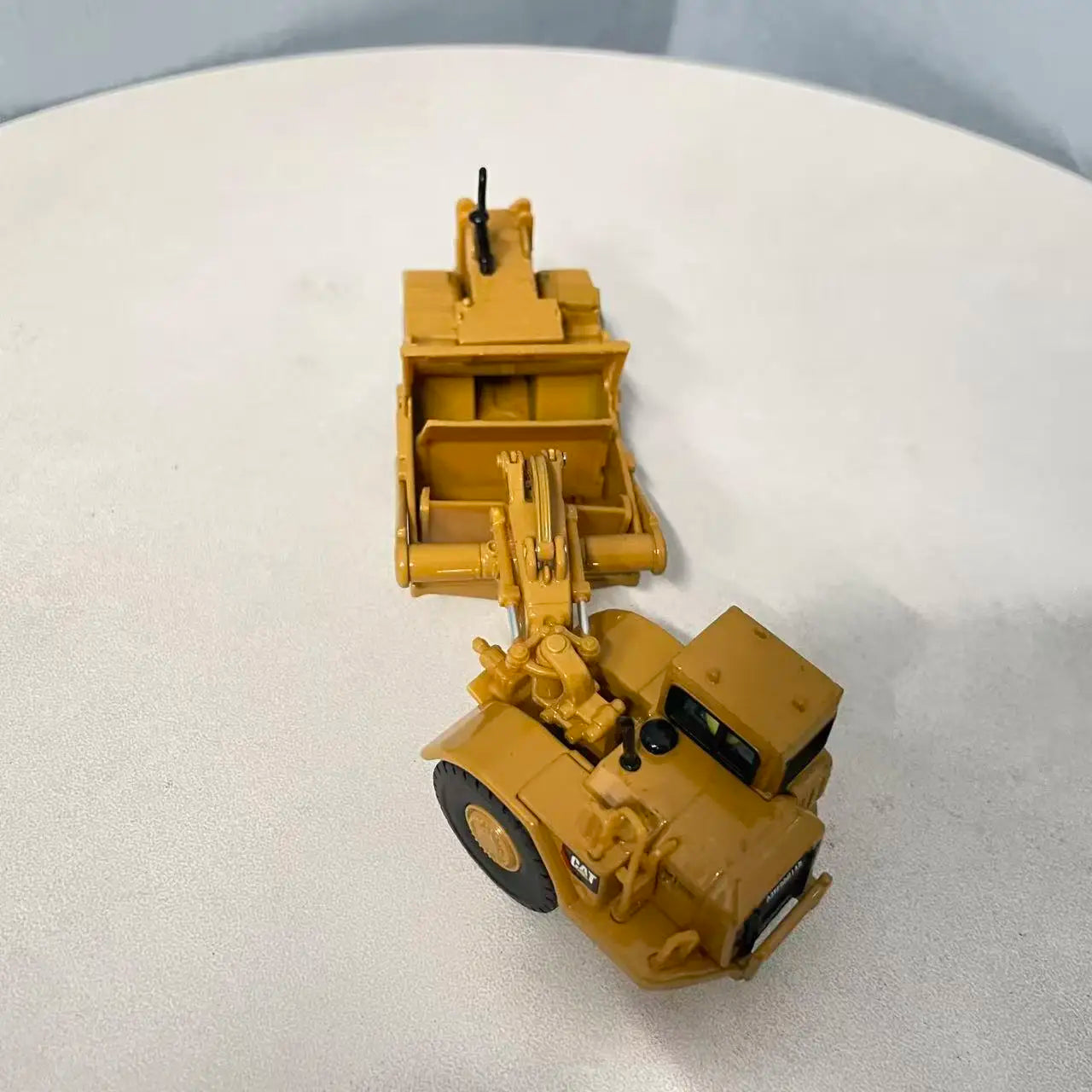 Die-cast 187 Cat 627g Wheel Scraper