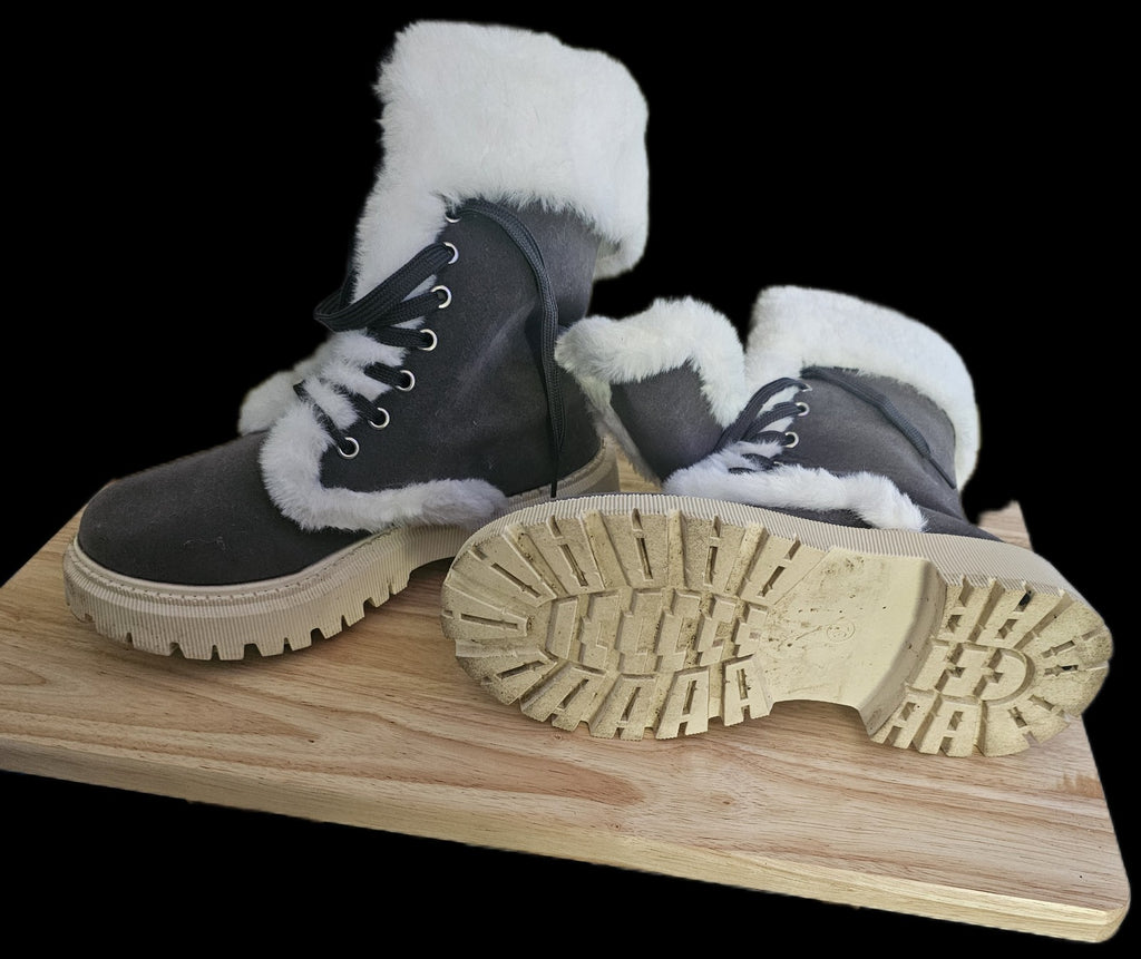 Unisex boots size 6 Platform soft and furry inside lace up