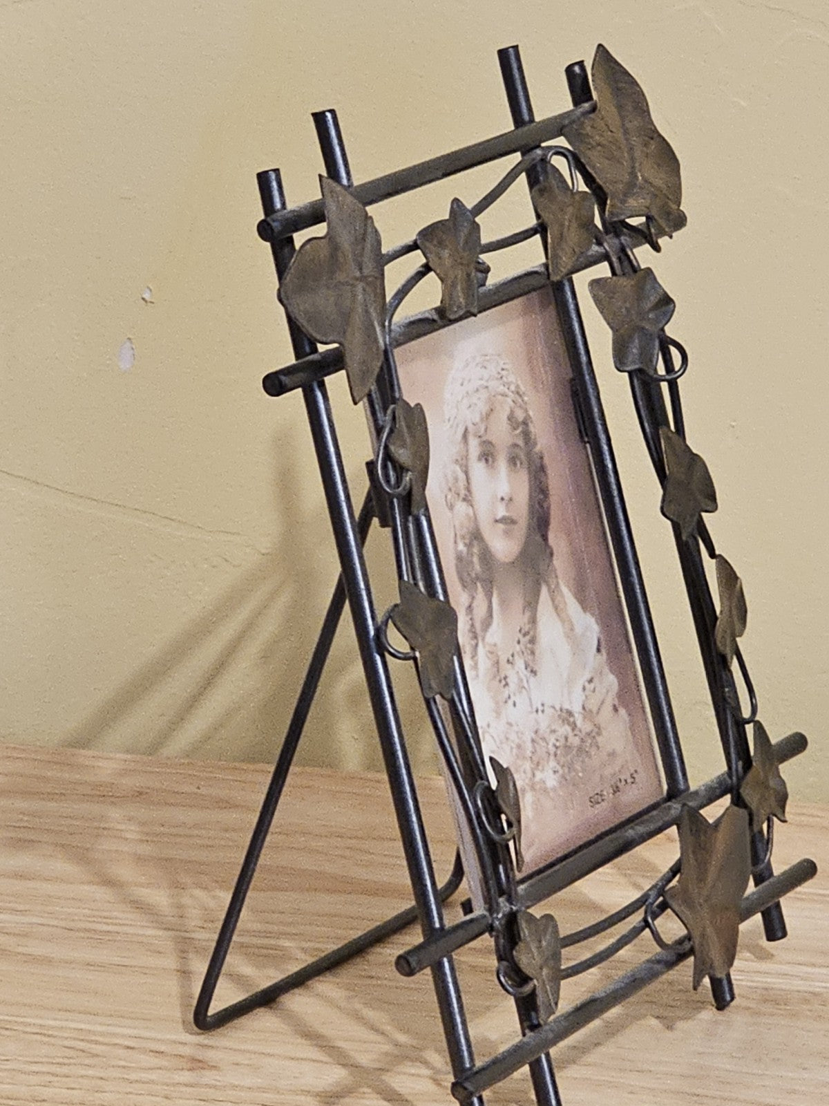 Misc Metal Vine and Leaf picture frame 5x7