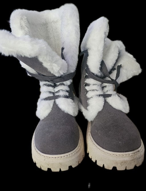 Unisex boots size 6 Platform soft and furry inside lace up