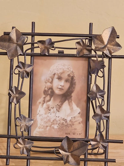 Misc Metal Vine and Leaf picture frame 5x7