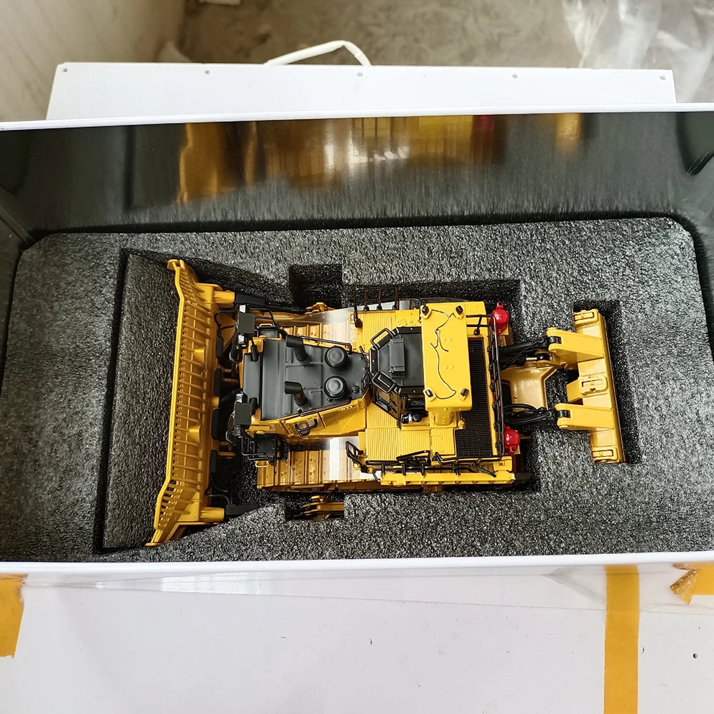 Die-cast 1:50 Scale Cat D11t Dozer-tkn Design Bulldozer Simulation Alloy Engineering Vehicle Model 85604 Fan Collection Souvenir