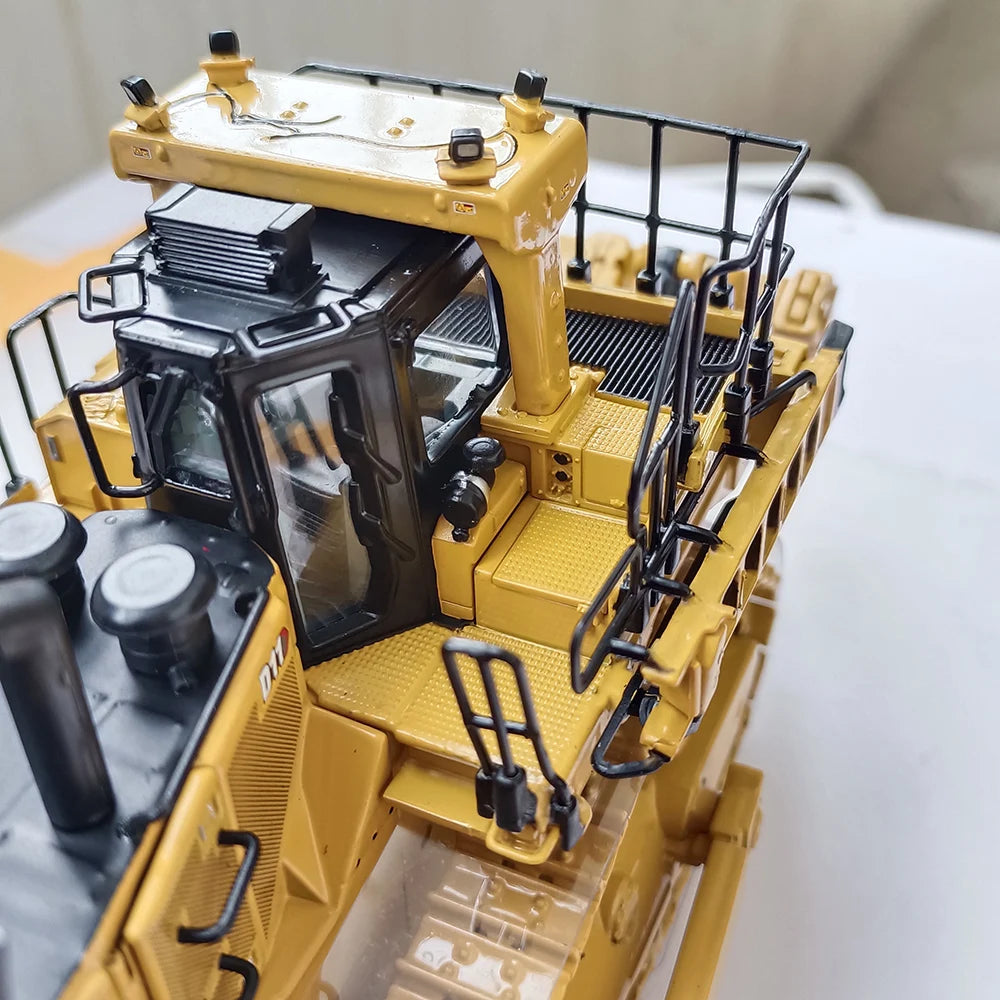 Die-cast 1:50 Scale Cat D11t Dozer-tkn Design Bulldozer Simulation Alloy Engineering Vehicle Model 85604 Fan Collection Souvenir