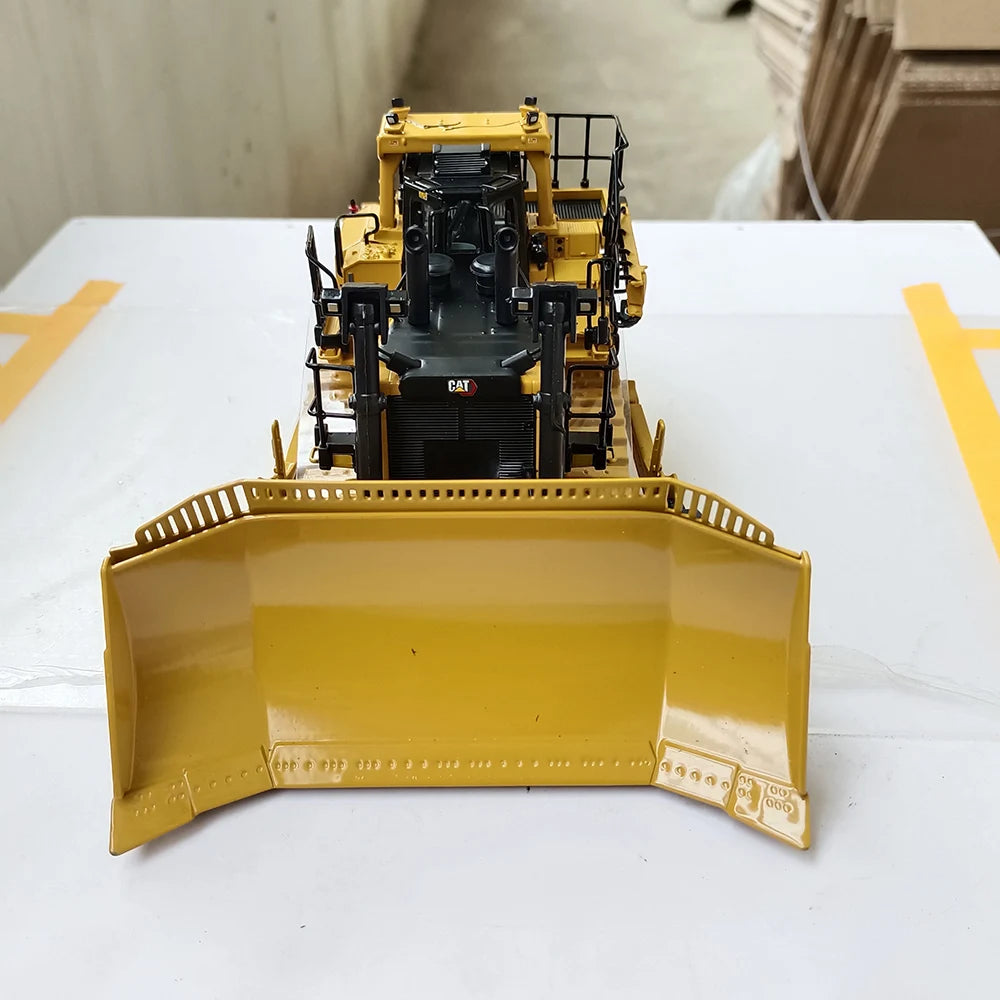 Die-cast 1:50 Scale Cat D11t Dozer-tkn Design Bulldozer Simulation Alloy Engineering Vehicle Model 85604 Fan Collection Souvenir