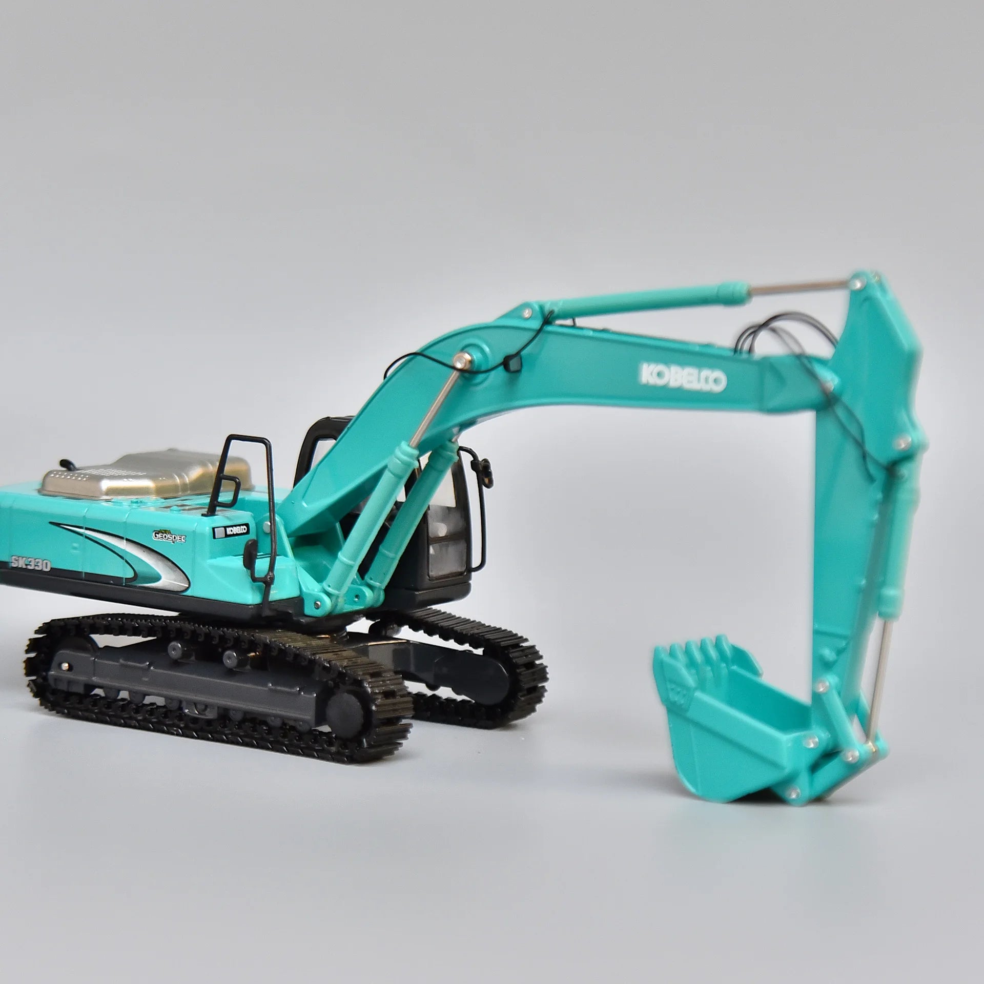 KOBELCO Original Factory Simulation of Shensteel SK330 Alloy Excavator Model with Super 8 Metal Decorative Ornaments 1/50