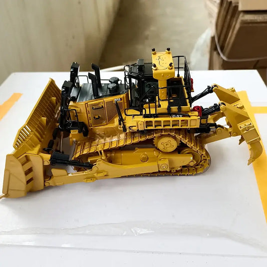 Cat D11T Bulldozer Model 1:50 Diecast Dozer