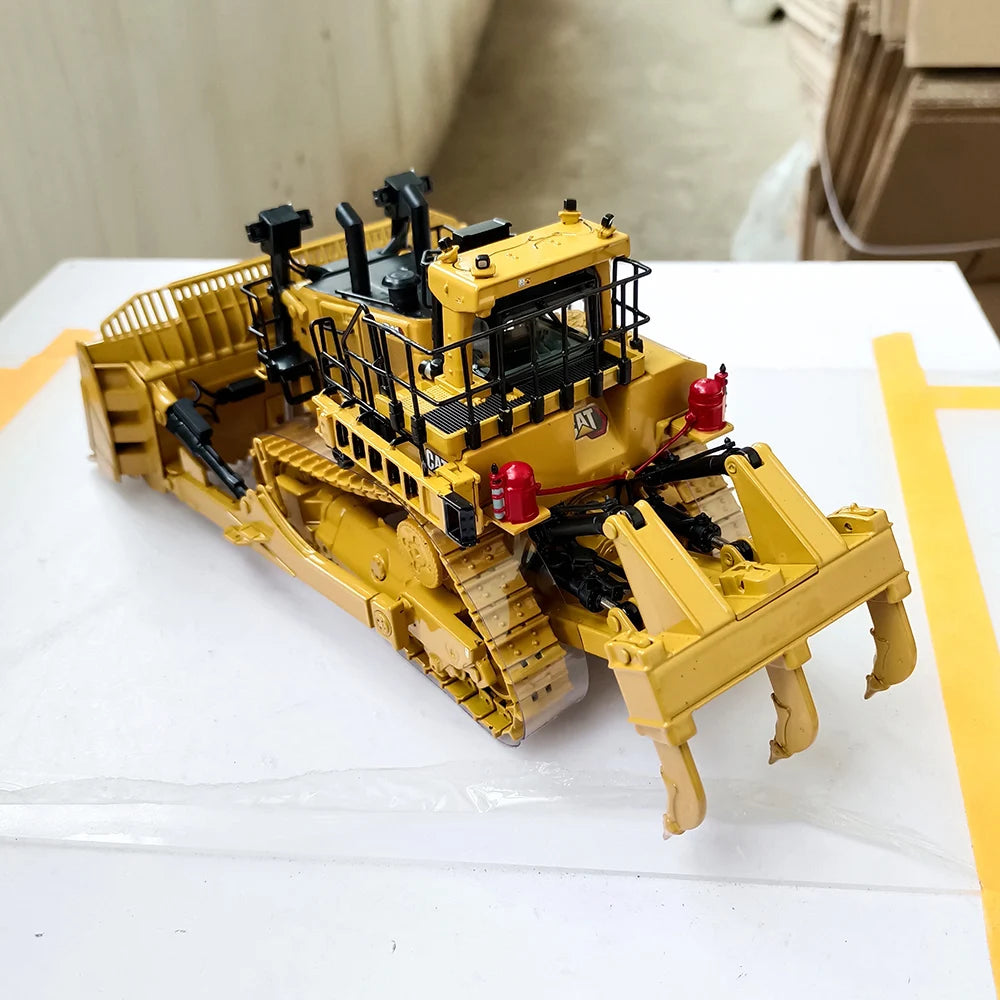 Die-cast 1:50 Scale Cat D11t Dozer-tkn Design Bulldozer Simulation Alloy Engineering Vehicle Model 85604 Fan Collection Souvenir