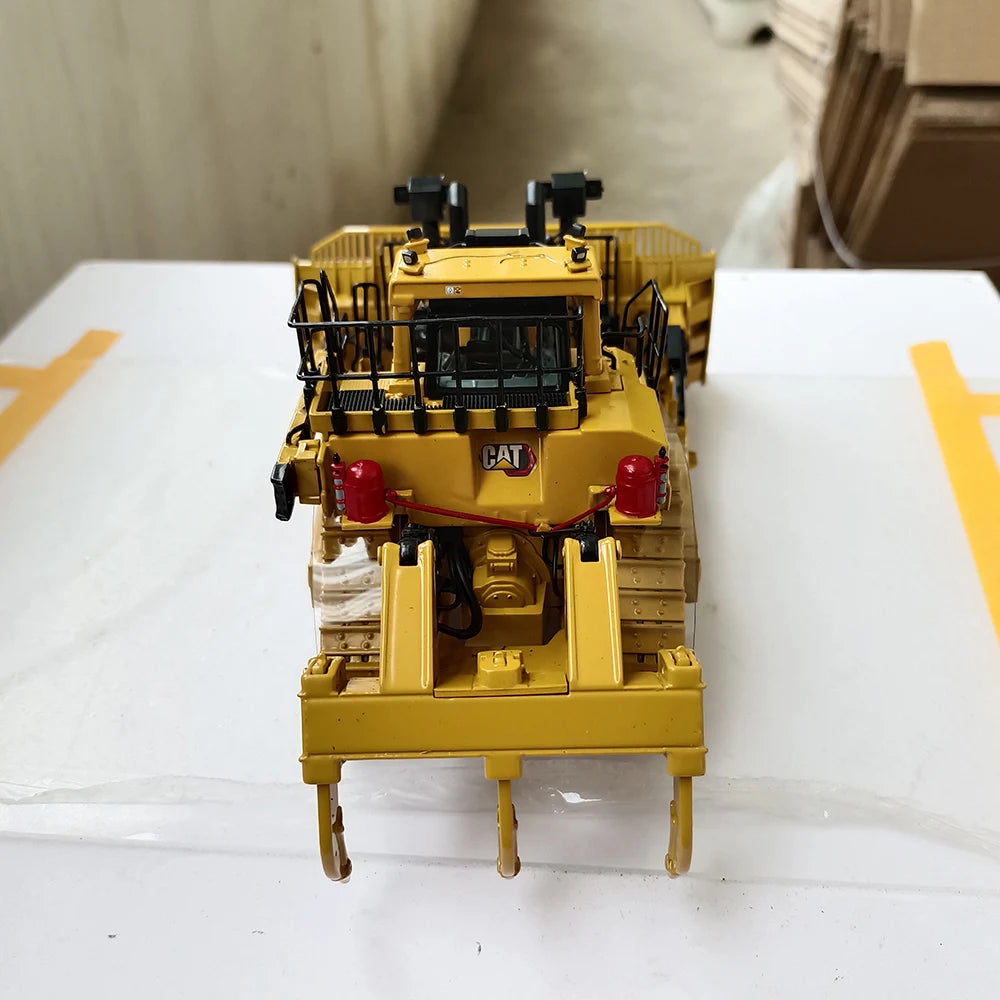 Die-cast 1:50 Scale Cat D11t Dozer-tkn Design Bulldozer Simulation Alloy Engineering Vehicle Model 85604 Fan Collection Souvenir
