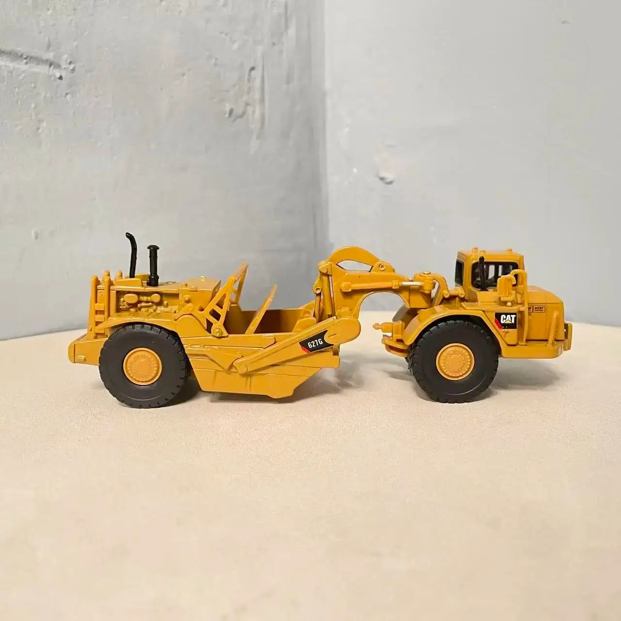 Die-cast 187 Cat 627g Wheel Scraper