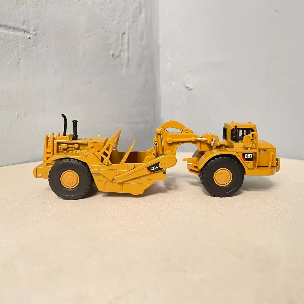 Die-cast 1:87 Cat 627g Wheel Scraper Alloy Model Simulation Engineering Vehicle 85134 Collection Commemorative Ornament