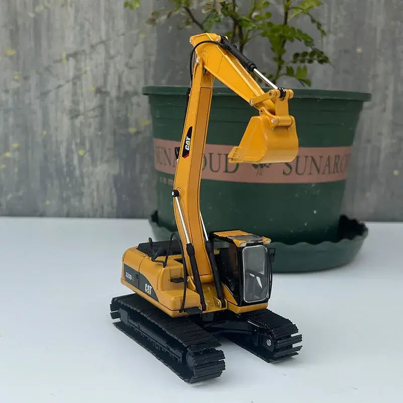 CAT 320D Excavator Model 1:50 Diecast Display