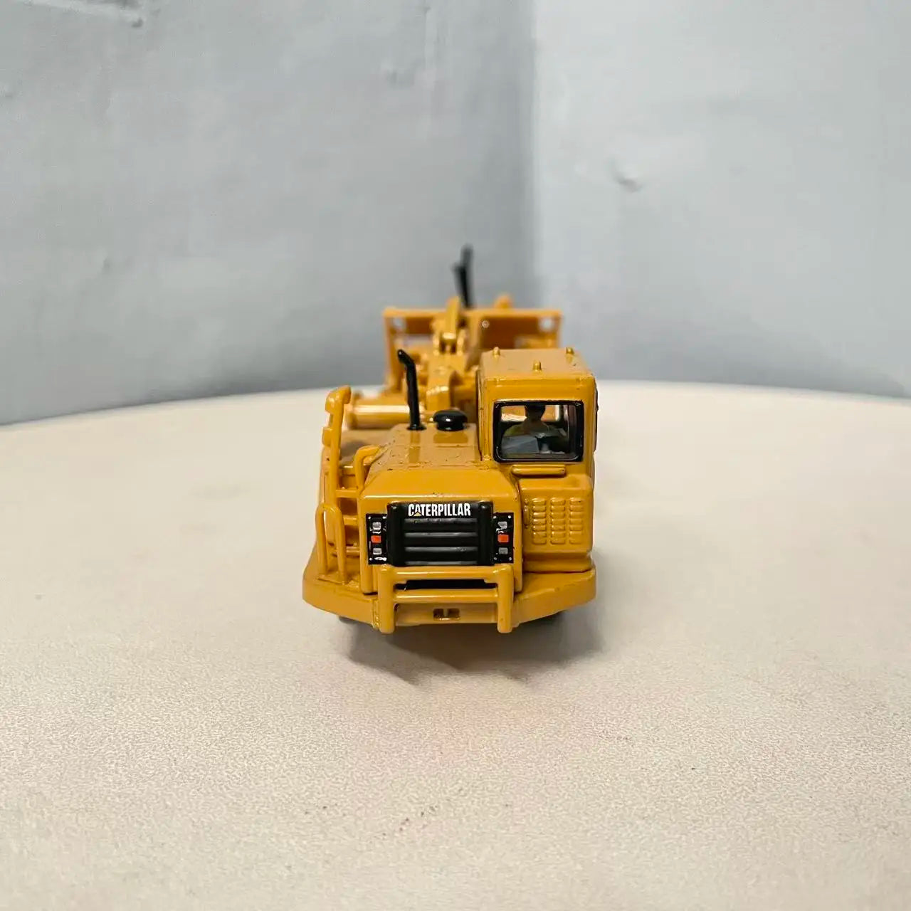 Die-cast 1:87 Cat 627g Wheel Scraper Alloy Model Simulation Engineering Vehicle 85134 Collection Commemorative Ornament